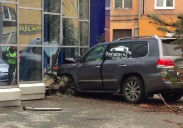 Фото: В полиции рассказали подробности ДТП с Lexus в центре Кемерова 1