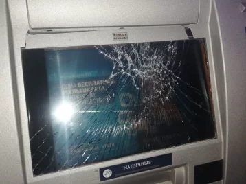 Фото: В Кузбассе недовольный клиент разбил «обидевший» его банкомат 1
