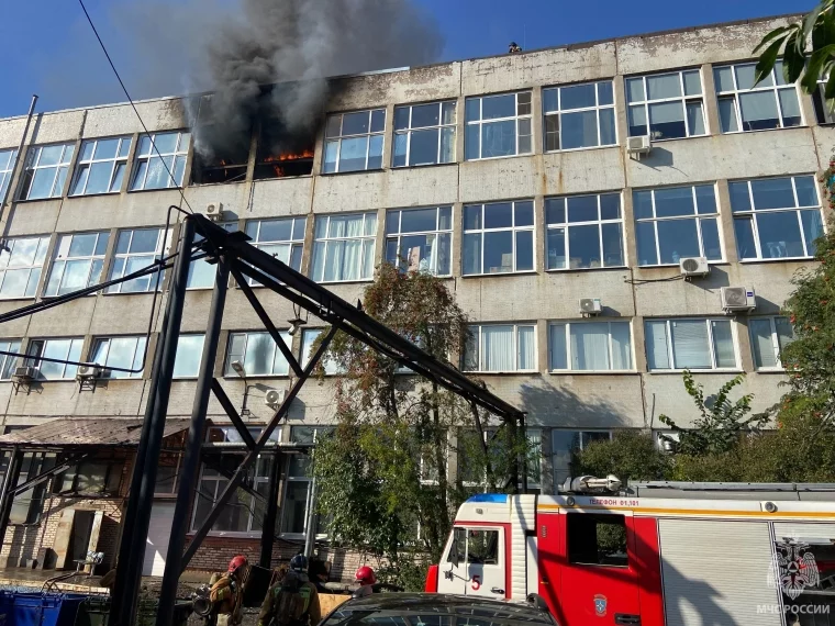 Фото: В МЧС показали кадры с места пожара в Невском районе Санкт-Петербурга 2