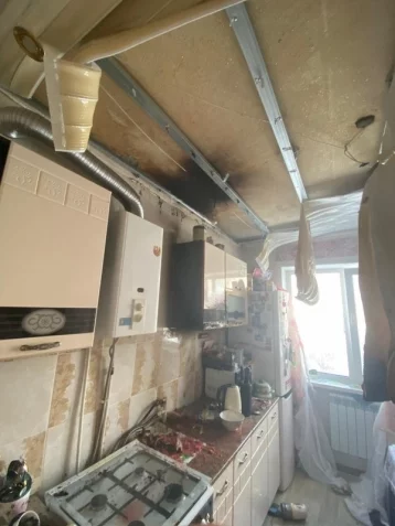 Фото: На Сахалине газовщик устроил на кухне пожар и потушил его борщом 1