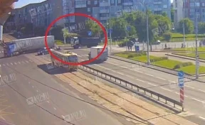 В Кемерове фура повредила контактный провод на проспекте Шахтёров