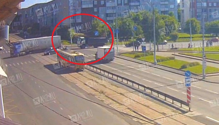 В Кемерове фура повредила контактный провод на проспекте Шахтёров