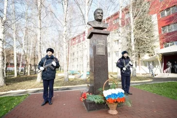 Фото: Сергей Цивилёв в Новокузнецке открыл памятник легендарному офицеру МВД  2