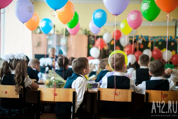 Депутаты предложили увеличить лимит на подарки учителям до 10 000 рублей