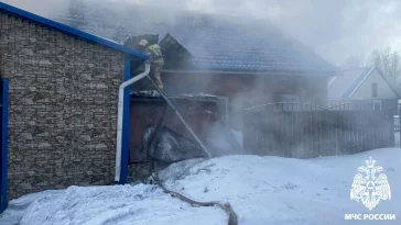 Фото: В Кузбассе загорелся жилой дом и гараж 1
