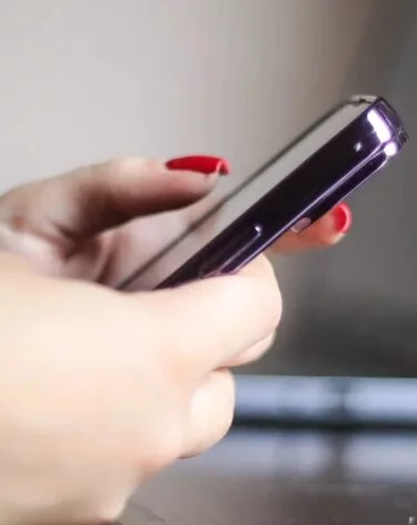 Мошенники с помощью нейросети создают поддельные голоса детей и звонят родителям