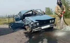 На кузбасской трассе произошло серьёзное ДТП с легковушкой и грузовиком
