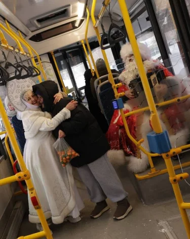 В Кузбассе Дед Мороз и Снегурочка прокатились на автобусах и спели для пассажиров