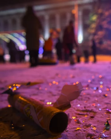 В Кемерове школьники кидали петарды под ноги прохожим: горожане возмущены