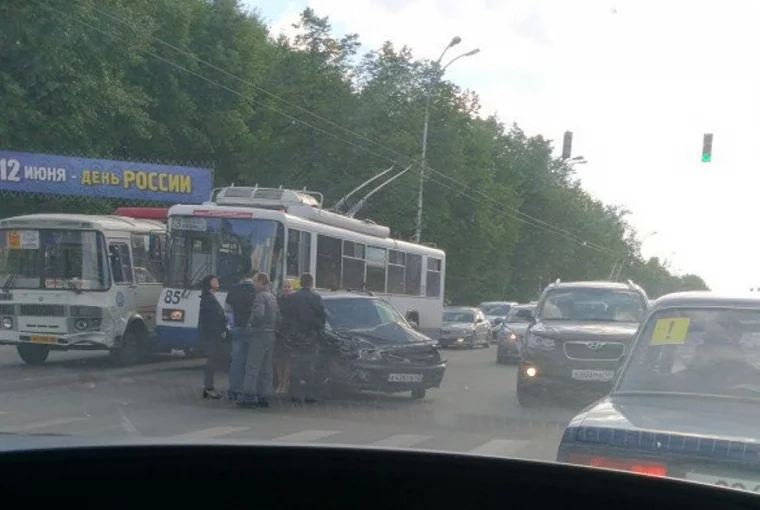 Фото: Из-за ДТП с участием маршрутки в Кемерове собралась большая пробка 2