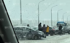 Один человек пострадал в тройном ДТП на Кузбасском мосту в Кемерове