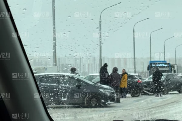 Один человек пострадал в тройном ДТП на Кузбасском мосту в Кемерове