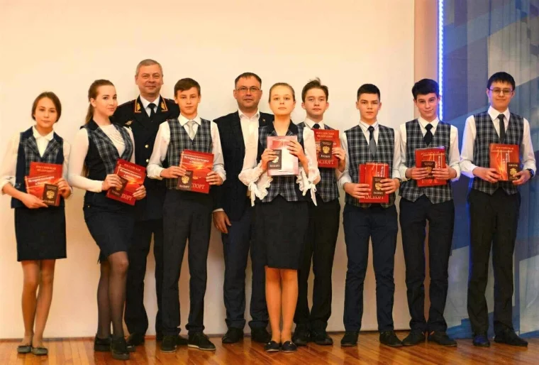 Фото: Кемеровским школьникам вручили их первые паспорта 3