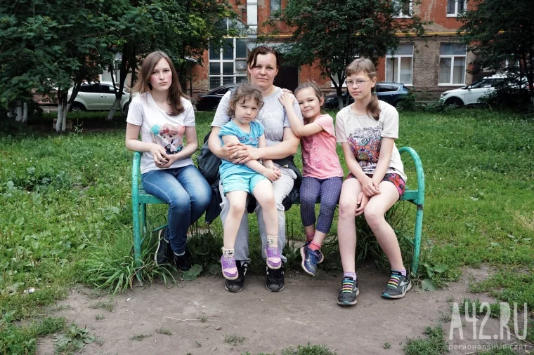 На фото: Анастасия со своими дочерями