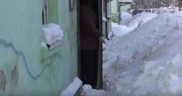 Фото: Замуровали в собственном подъезде: жительница Кузбасса пожаловалась на уборку снега во дворе 1