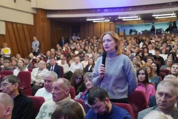 Фото: Вернуть бассейн и фестиваль «Арт-вишня»: Илья Середюк выслушал жителей Осинников 2