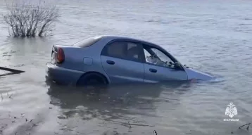 Фото: В Крыму автомобиль съехал в воду, погибли 2 человека 1