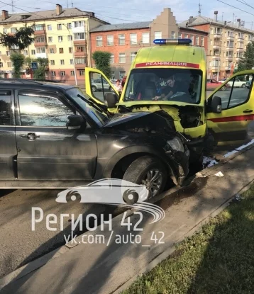 Фото: Появились подробности ДТП с автомобилем скорой помощи в Кемерове 1