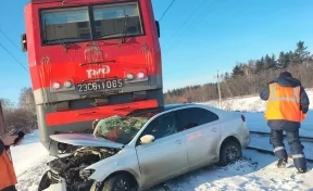 В Кузбассе на железной дороге поезд врезался в легковой автомобиль: пострадал человек