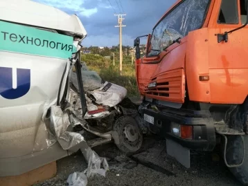 Фото: В Кедровке микроавтобус врезался в КамАЗ 3