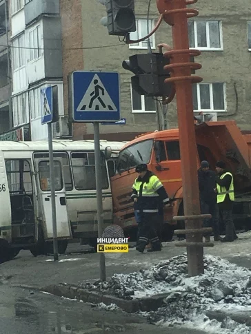 Фото: В Кемерове КамАЗ столкнулся с маршруткой 3