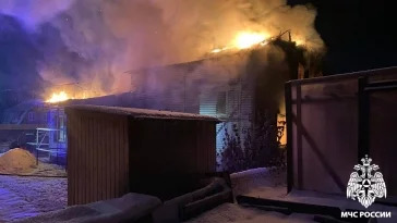Фото: В Новокузнецке ночью сгорел дом: пожар на 120 «квадратах» тушили 19 человек 2