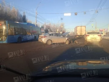 Фото: В Кемерове три автомобиля столкнулись на улице Терешковой: очевидцы делятся фото 1