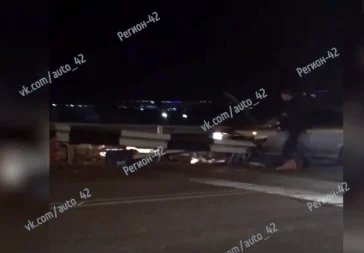 Фото: В Кемерове на Кузбасском мосту автомобиль снёс дорожное ограждение 3