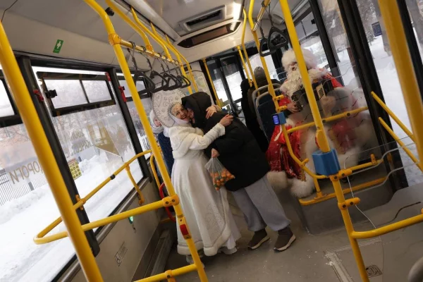 В Кузбассе Дед Мороз и Снегурочка прокатились на автобусах и спели для пассажиров