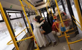 В Кузбассе Дед Мороз и Снегурочка прокатились на автобусах и спели для пассажиров