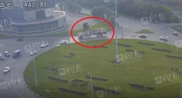 Фото: В Новокузнецке на кольце опрокинулся лесовоз: момент ДТП попал на видео 1