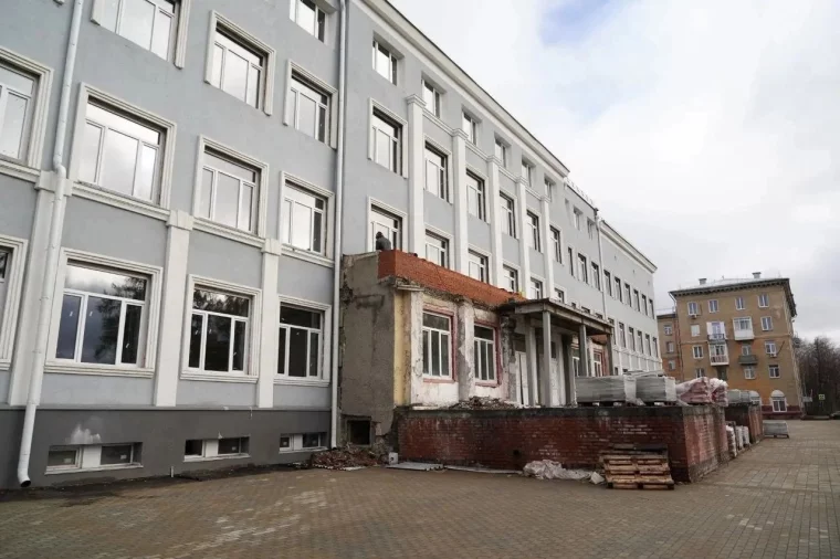 Фото: Мэр Кемерова проверил ремонт школы-долгостроя в Кировском районе 3