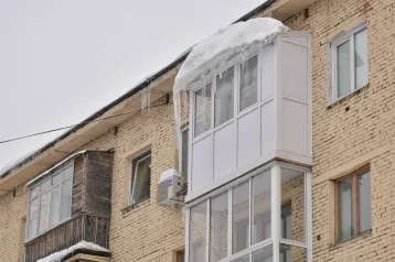Фото: В Кузбассе на мужчину с крыши упала снежная наледь: СК проводит проверку 1