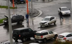 Последствия ДТП на проспекте Шахтёров в Кемерове сняли на видео