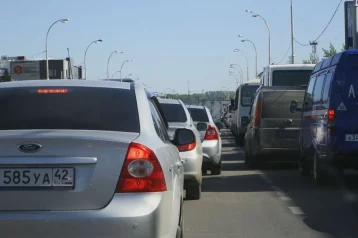 Фото: Несколько участков дорог в Кемерове сковали пробки 1