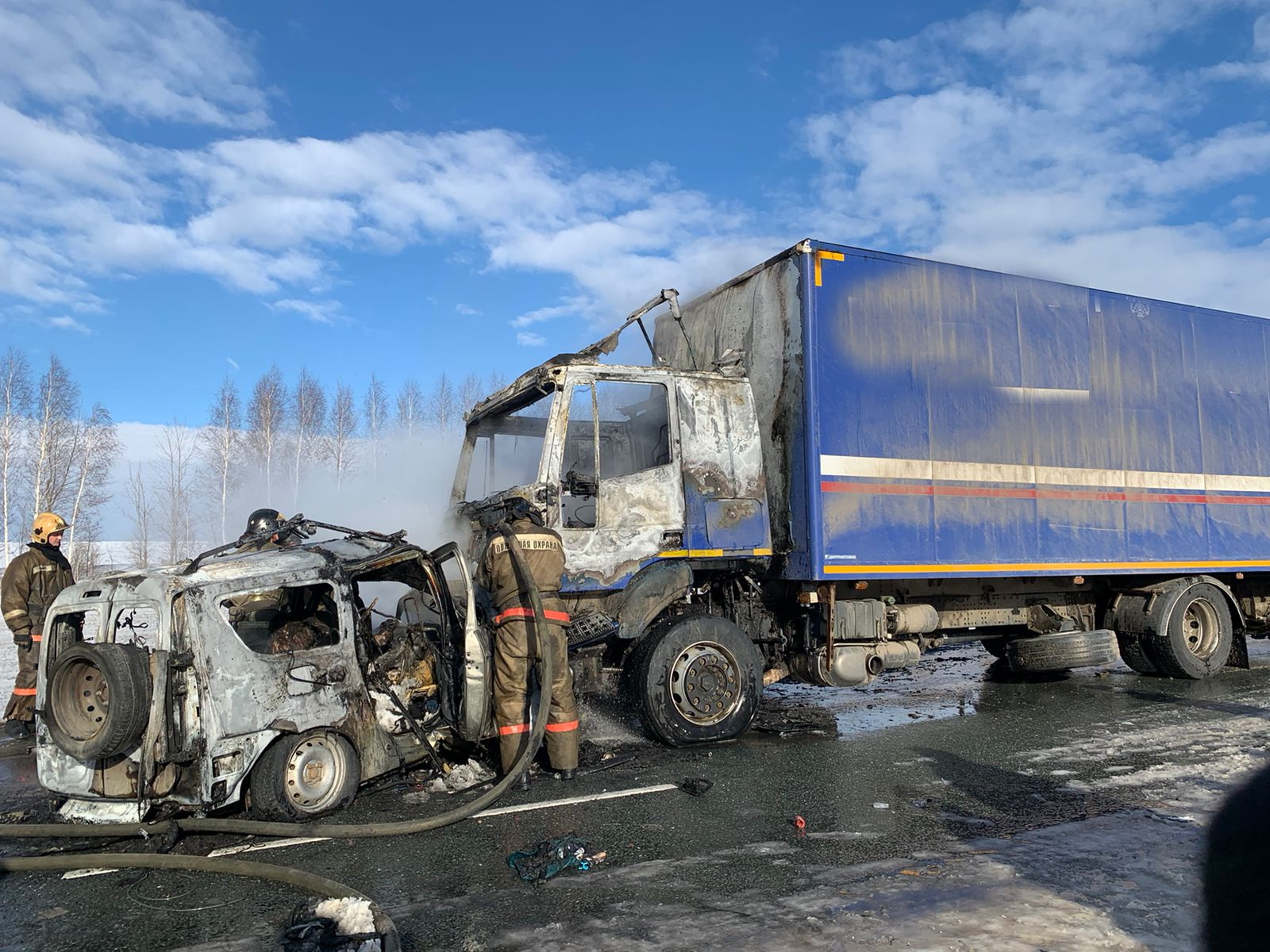 Шесть человек погибли в лобовом столкновении легковушки и фуры в Татарстане