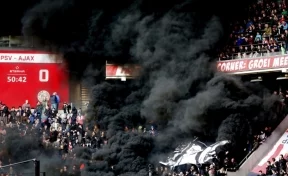 Чёрное дымовое облако окутало трибуны на матче «ПСВ» — «Аякс» 