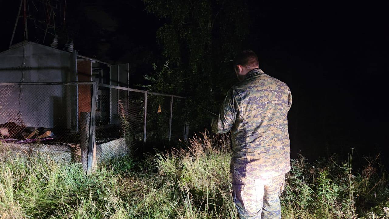 В Красноярском крае подросток пытался похитить медные провода из трансформатора и погиб от удара током