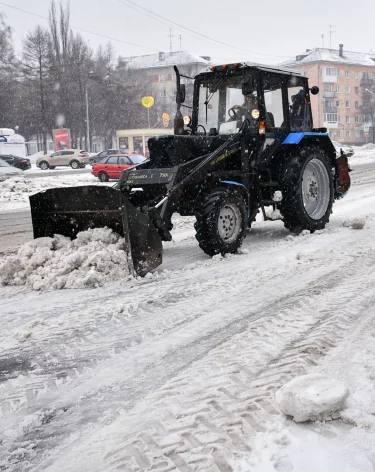 В Кемерове почти 1 300 человек устраняли последствия снегопада и гололёда на дорогах