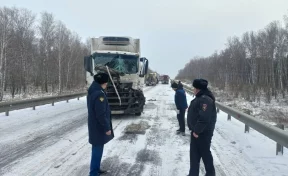 На трассе в Кузбассе столкнулись 18 автомобилей и пассажирский автобус