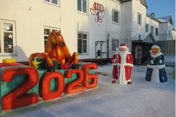 В колониях Кузбасса появились снежные герои сказок и мультфильмов