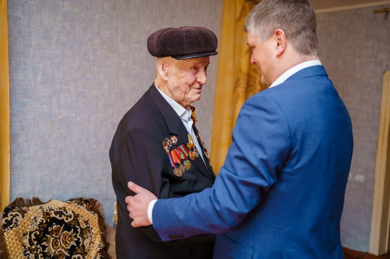 Фото: В Кузбассе ветеранам Великой Отечественной войны вручили медаль Масалова 3