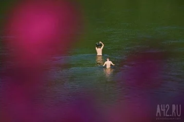 Фото: Не умели плавать: отец утонувших в пруду Петергофа сестёр-школьниц пытался их спасти 1