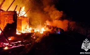 В Осинниках ночью сгорели дом и баня: видео мощного пожара опубликовало МЧС