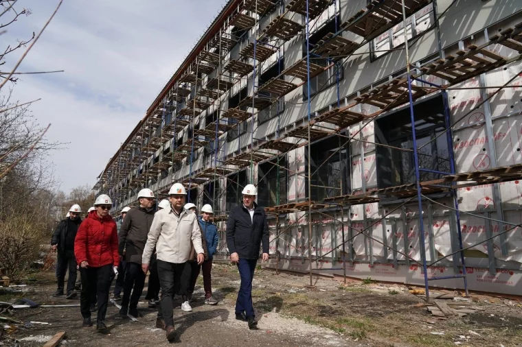 Фото: Мэр Кемерова проконтролировал ход капремонта школы №10 7
