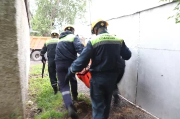 Фото: В Кемерове 150-килограммовый мужчина упал в гараже: потребовалась помощь спасателей 1