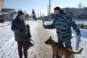 Фото: На улицах Кузбасса полицейские с собаками дарили цветы женщинам 3