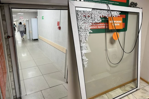 Пьяный кемеровчанин повредил дверь в больнице