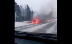 На кузбасской трассе сгорел автомобиль. В социальной сети «ВКонтакте» появилось видео
