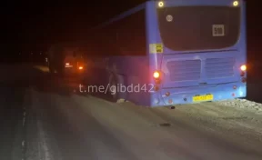 Кузбасские полицейские помогли отбуксировать рейсовый автобус до места ремонта